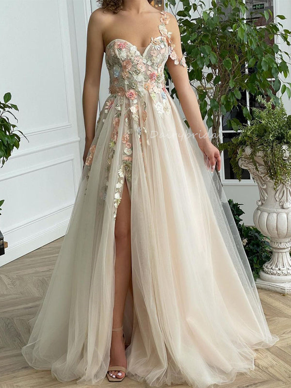a line dress on pear shape 12 Dresses for Pear-Shaped Body